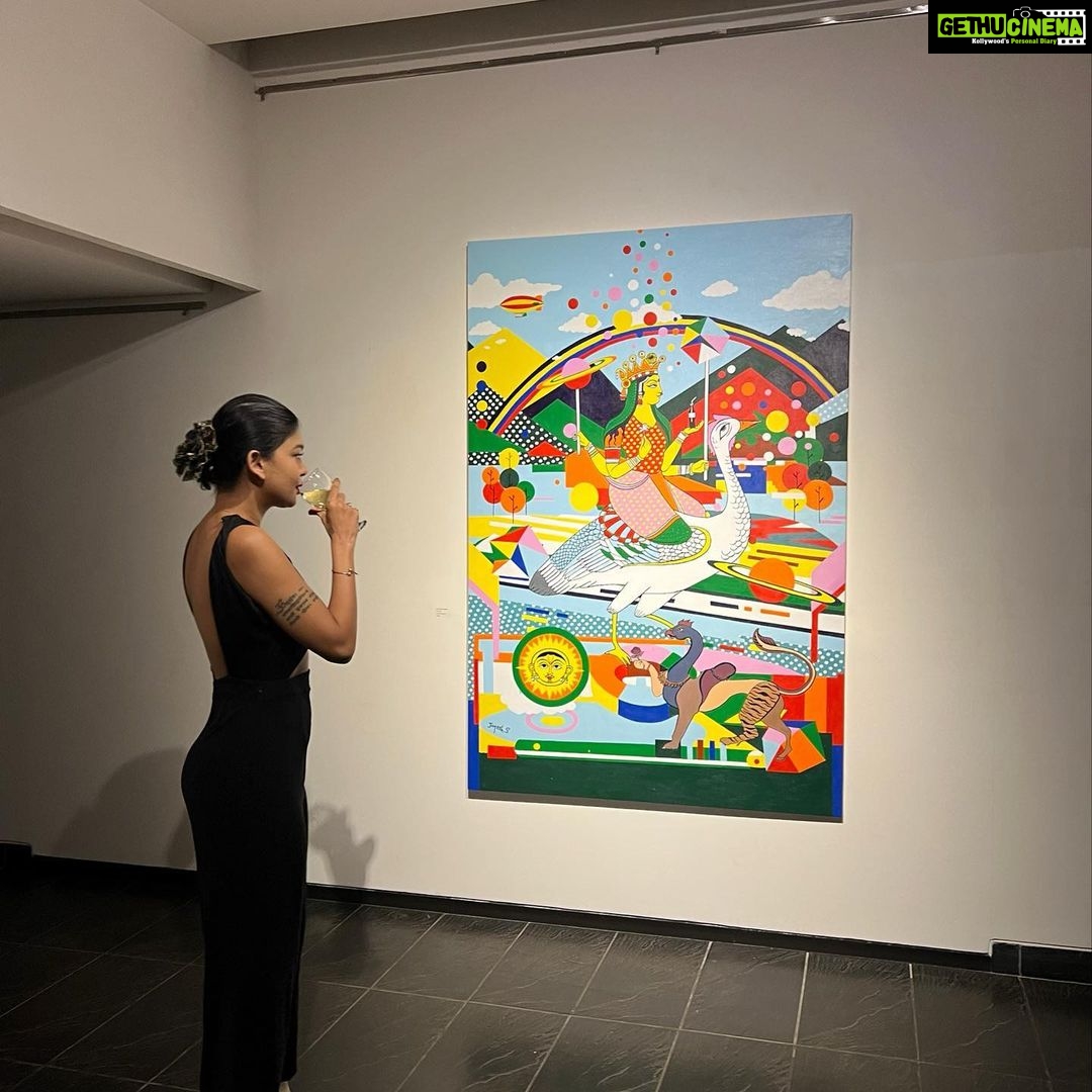 Sakshi Pradhan Instagram - Grateful for the invite to the mesmerizing Utopian Dystopia Art Exhibition in Mumbai by @jayeshsachdev @taoartgallery 🎨✨ The artists’ creations were nothing short of breathtaking, each painting telling a unique story. 🖼️📚 Truly an inspirational experience! #ArtistryInMumbai #UtopianDystopia #ArtExhibition” Worli Seaface