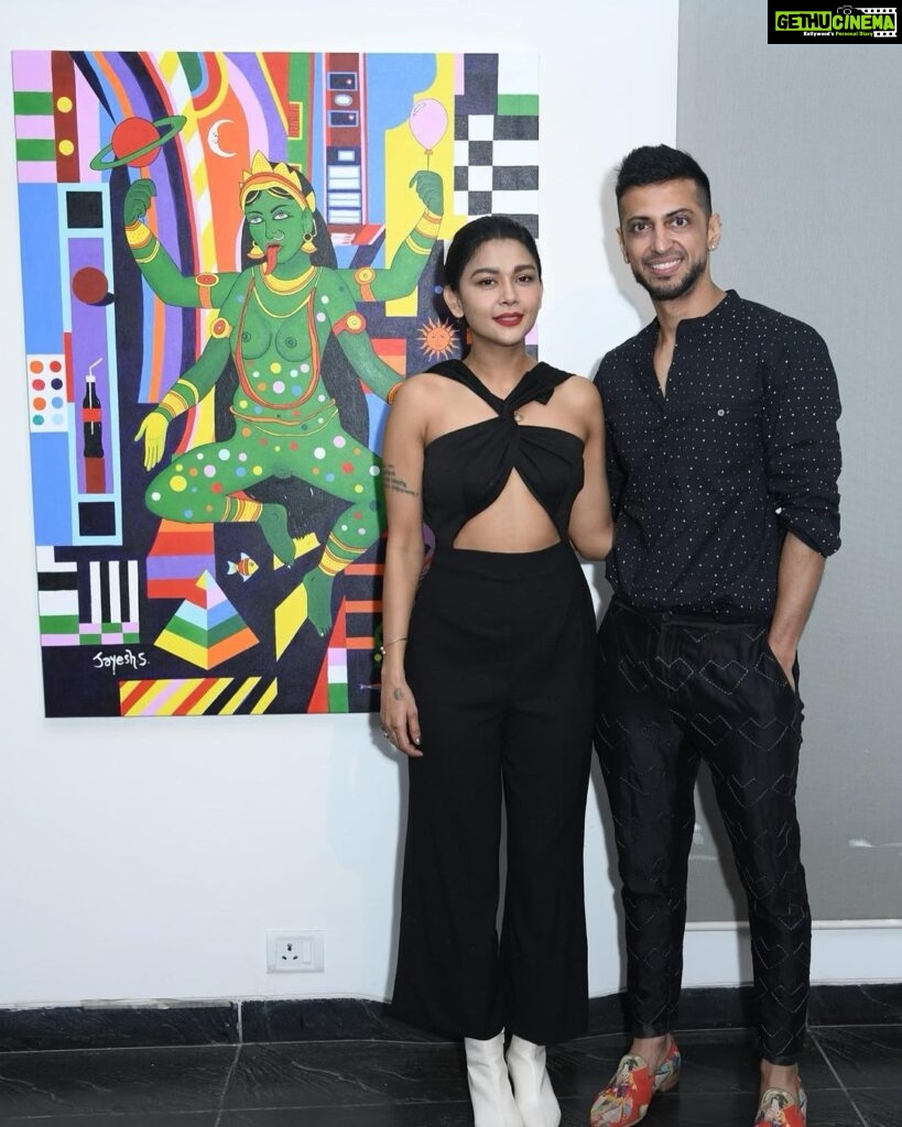 Sakshi Pradhan Instagram - Grateful for the invite to the mesmerizing Utopian Dystopia Art Exhibition in Mumbai by @jayeshsachdev @taoartgallery 🎨✨ The artists’ creations were nothing short of breathtaking, each painting telling a unique story. 🖼️📚 Truly an inspirational experience! #ArtistryInMumbai #UtopianDystopia #ArtExhibition” Worli Seaface