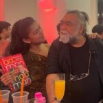 Sakshi Pradhan Instagram – Cool Cat In the Hat 🎩 📖 

In a #memorable event that #celebrated the life and career of the #legendary #Adfilmmaker, #PrahladKakkar, much #anticipated Book #Launch an atmosphere filled with #laughter, #nostalgia, and #inspiration took #center stage 🙌🏽 The #occasion #memoir :
“Ad Man Mad Man” 
Unapologetically @adman.madman @kakarmitali 📖 
#trailblazer
#FunnyBones 
#Legend
#maverick
#Literature