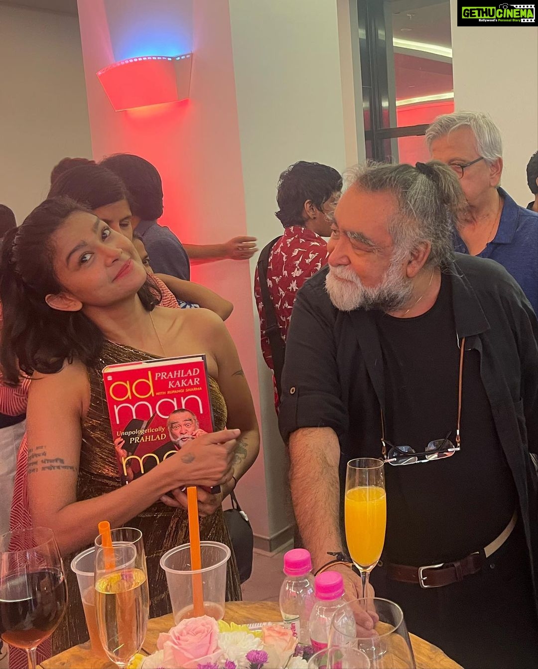 Sakshi Pradhan Instagram - Cool Cat In the Hat π© π In a #memorable event that #celebrated the life and career of the #legendary #Adfilmmaker, #PrahladKakkar, much #anticipated Book #Launch an atmosphere filled with #laughter, #nostalgia, and #inspiration took #center stage ππ½ The #occasion #memoir : βAd Man Mad Manβ Unapologetically @adman.madman @kakarmitali π #trailblazer #FunnyBones #Legend #maverick #Literature
