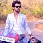 Samarth Jurel Instagram – Aap bhi harsh Ki baaton mein Aagye Kya !!!!! 🤪💫

Keep watching Maitree 6:30 pm only on zeetv 
#harshpandit #maitree #maihar #zeetv #zee5
