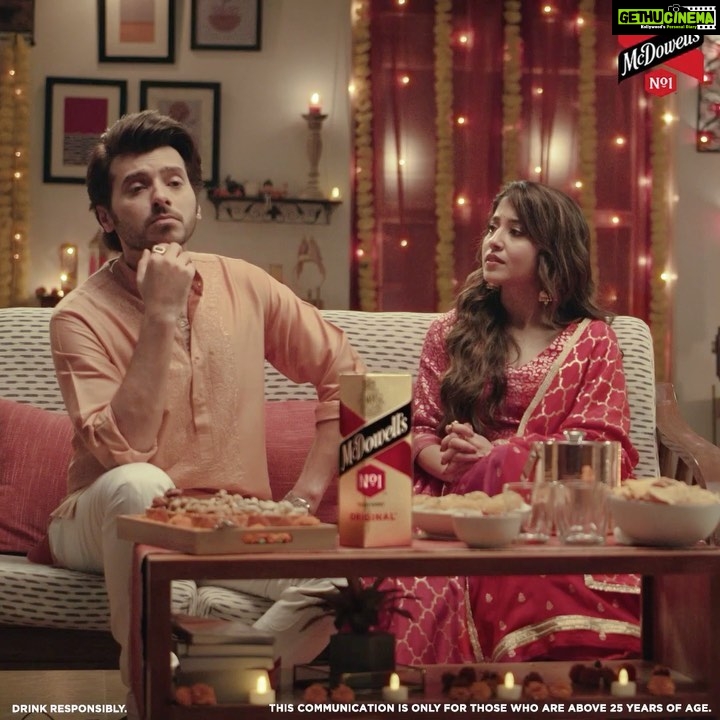 Samarth Jurel Instagram - #Collaboration Aapne abhi tak Original whisky pee ya nahi? Nahi samjhe? Toh jaldi se No1 shop pe lage QR code ko scan kijiye aur jaan jaiye! #McDowellsNo1 #ChooseOriginal #NayiNo1 #WhiskykaOriginalTaste #drinkresponsibly