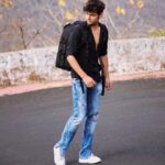 Samarth Jurel Instagram – Phool gir jaate hain jab Tum aati ho , andhi ho kya gamloo se kyu takrati ho.

#samarthjurel#catchmeifyoucan