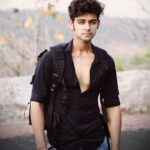 Samarth Jurel Instagram – Phool gir jaate hain jab Tum aati ho , andhi ho kya gamloo se kyu takrati ho.

#samarthjurel#catchmeifyoucan