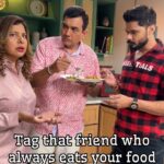 Sambhavna Seth Instagram - @sambhavnasethofficial and @imavinashdwivedi said sharing is caring so I took it seriously 😂 Tag your friends who do this in the comments below! #BaateinSwaadAnusaar #SwaadAnusaar #SanjeevKapoor #SanjeevKapoorKhazana #BSAwithSK #BSAwithSanjeevKapoor #Sambhavnaseth #SambhavnasethEntertainment #ssvlogs #friendship #friendsforever #friendsmemes #friendgoals #tagafriend