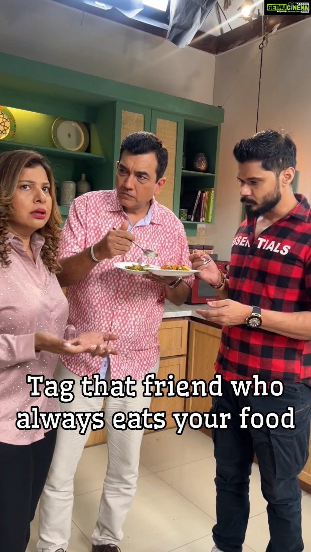 Sambhavna Seth Instagram - @sambhavnasethofficial and @imavinashdwivedi said sharing is caring so I took it seriously š Tag your friends who do this in the comments below! #BaateinSwaadAnusaar #SwaadAnusaar #SanjeevKapoor #SanjeevKapoorKhazana #BSAwithSK #BSAwithSanjeevKapoor #Sambhavnaseth #SambhavnasethEntertainment #ssvlogs #friendship #friendsforever #friendsmemes #friendgoals #tagafriend