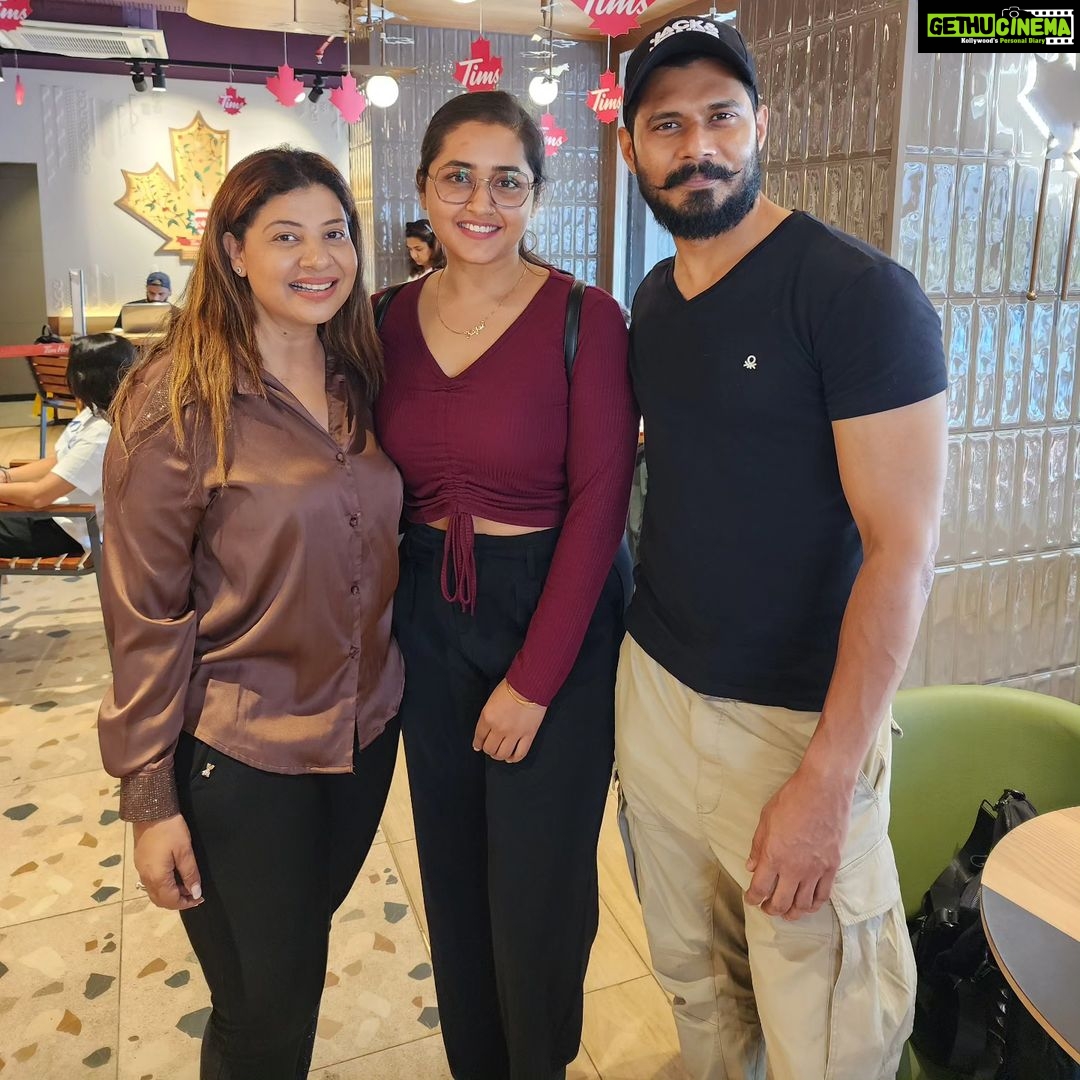 Sambhavna Seth Instagram - 💕 YOU ARE AMAZING Diiiii You are Important You are Special You are Unique You are precious You are Loved... In two words SIMPLY AMAZING ❤️🧿☘️✨️😇 @imavinashdwivedi ✨️ @sambhavnasethofficial 🧿