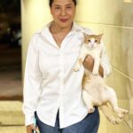 Sambhavna Seth Instagram - Ye pyaar bhi badi Aajeeb cheez hai Na isse chhoth paati hun Na isse rakh paati hun Mai aur mera Locha Aksar ye baatein karte hai 🤪