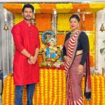Sambhavna Seth Instagram - Ganpati Bappa Morya #day 3 Stylist @bhakti_designer @hitendrakapopara @vrityasilverjewelry_ Hair @neetu_saibanna Saree @hasthkalanagpur Mandap by @amar_decorators