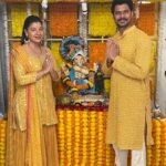 Sambhavna Seth Instagram - Ganpati Bappa morya #day2 ❤️🙏 Designer @bhakti_designer @hitendrakapopara Jewellery @vrityasilverjewelry_ Mandap by @amar_decorators