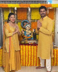 Sambhavna Seth Instagram - Ganpati Bappa morya
#day2 ❤️🙏
Designer @bhakti_designer @hitendrakapopara 
Jewellery @vrityasilverjewelry_
Mandap by @amar_decorators