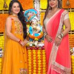 Sambhavna Seth Instagram - May The Lord Always Have His Benevolence And Watchful Eye On You. May All Your Blessing Be Multifold. Thank you @sambhavnasethofficial Di & @imavinashdwivedi Jiju For Inviting Me And Making My Ganesh Chaturthi So Special.🥰 Ganpati Bappa Morya ♥️♥️♥️🙏 . . #day1 #ganpatibappamorya #ganeshchaturthi #maharashtra #mumbai #ganeshotsav #blessings #abundance #thankyougod🙏 Mumbai, Maharashtra