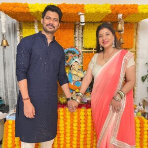 Sambhavna Seth Instagram - Ganpati Bappa Morya
#day 1 
Designer @bhakti_designer @hitendrakapopara 
Jewellery @vrityasilverjewelry_ 
Hair @neetu_saibanna
Mandap by @amar_decorators