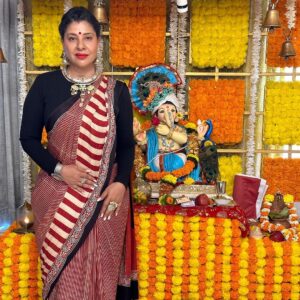 Sambhavna Seth Instagram - Ganpati Bappa Morya
#day 3
Stylist @bhakti_designer @hitendrakapopara 
@vrityasilverjewelry_ 
Hair @neetu_saibanna
Saree @hasthkalanagpur 
Mandap by @amar_decorators