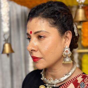 Sambhavna Seth Instagram - Ganpati Bappa Morya
#day 3
Stylist @bhakti_designer @hitendrakapopara 
@vrityasilverjewelry_ 
Hair @neetu_saibanna
Saree @hasthkalanagpur 
Mandap by @amar_decorators