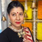 Sambhavna Seth Instagram - Ganpati Bappa Morya #day 3 Stylist @bhakti_designer @hitendrakapopara @vrityasilverjewelry_ Hair @neetu_saibanna Saree @hasthkalanagpur Mandap by @amar_decorators