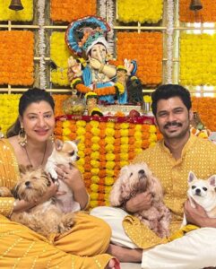 Sambhavna Seth Instagram - Ganpati Bappa morya
#day2 ❤️🙏
Designer @bhakti_designer @hitendrakapopara 
Jewellery @vrityasilverjewelry_
Mandap by @amar_decorators