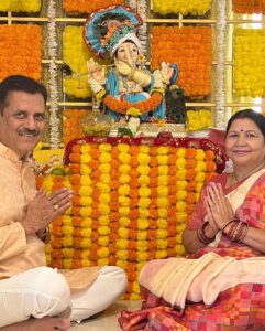 Sambhavna Seth Instagram - Ganpati Bappa morya
#day2 ❤️🙏
Designer @bhakti_designer @hitendrakapopara 
Jewellery @vrityasilverjewelry_
Mandap by @amar_decorators