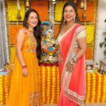 Sambhavna Seth Instagram - May The Lord Always Have His Benevolence And Watchful Eye On You. May All Your Blessing Be Multifold. Thank you @sambhavnasethofficial Di & @imavinashdwivedi Jiju For Inviting Me And Making My Ganesh Chaturthi So Special.🥰 Ganpati Bappa Morya ♥️♥️♥️🙏 . . #day1 #ganpatibappamorya #ganeshchaturthi #maharashtra #mumbai #ganeshotsav #blessings #abundance #thankyougod🙏 Mumbai, Maharashtra
