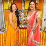 Sambhavna Seth Instagram - May The Lord Always Have His Benevolence And Watchful Eye On You. May All Your Blessing Be Multifold. Thank you @sambhavnasethofficial Di & @imavinashdwivedi Jiju For Inviting Me And Making My Ganesh Chaturthi So Special.🥰 Ganpati Bappa Morya ♥️♥️♥️🙏 . . #day1 #ganpatibappamorya #ganeshchaturthi #maharashtra #mumbai #ganeshotsav #blessings #abundance #thankyougod🙏 Mumbai, Maharashtra