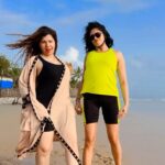 Sambhavna Seth Instagram - Saand ne jo @imavinashdwivedi ko maara Ye usse pehle ki reel hi.. Iske baad Avinash bhi Jhumke ki trah Gir gaya Bareli ke Baazar mei 🤪