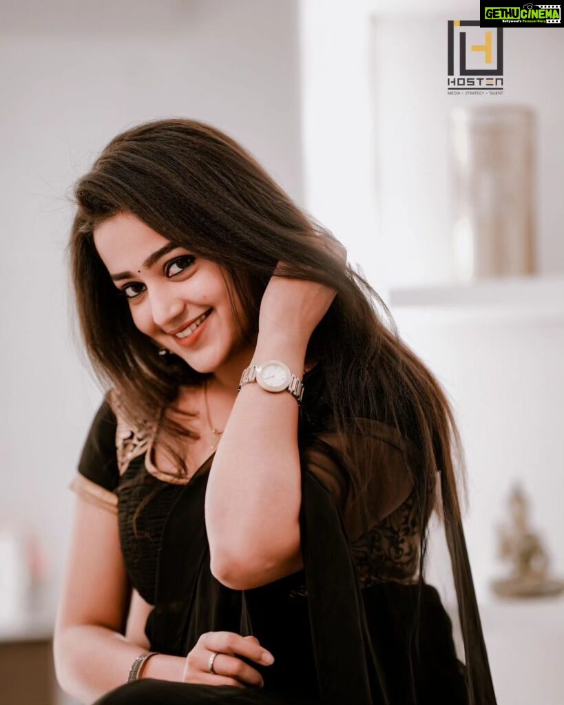 Samskruthy Shenoy Instagram - Smile 😊 Life is too short to be unhappy ❤ PC - @hostenofficial #samskruthyshenoy #samskruthy #hostenofficial #loveyourself #loveforblack #happiness #instagood #instastyle #keralatalents