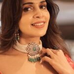Samyuktha Shanmughanathan Instagram - Every piece of jewellery tells a unique story, and I’m here to share mine with you. Celebrate Diwali in style with the NAC Jewellers Sparkling Diwali sale happening till 12th November. Whether I’m dressing up for Diwali puja, a fun get together, or a TV special, I found jewellery that complements every occasion. Tell me which is your favourite ? Now it’s your turn to enjoy the joy of jewellery shopping. Visit the nearest NAC Jewellers store this Diwali 🪔 ✨and get FREE silver on every purchase of Gold, Diamond or Platinum. 📍Chennai, Kanchipuram, Vijayawada Video: @dundundun.in #SparklewithNAC #nacjewellers #diwalishopping #jewellerytrends#jewelleryshopping