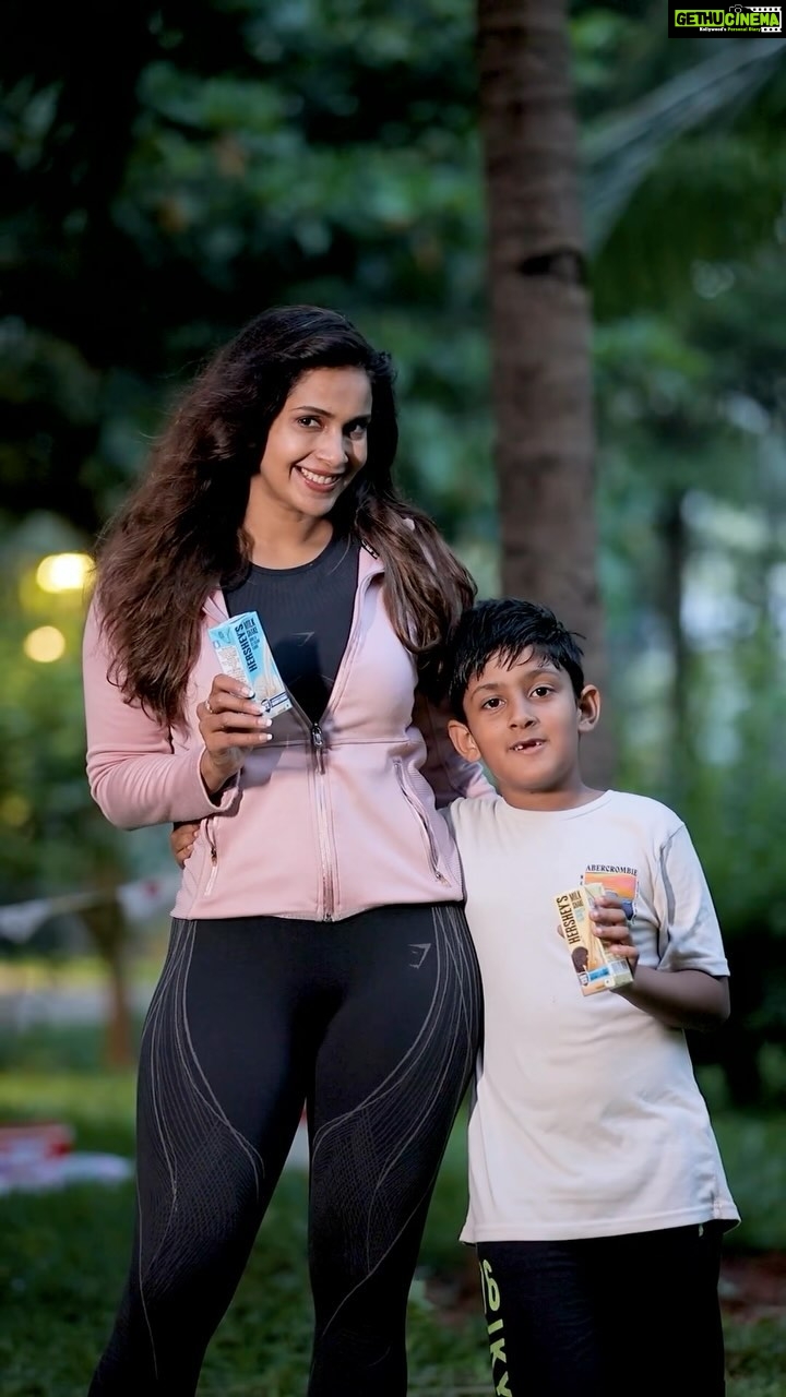 Samyuktha Shanmughanathan Instagram - For fun-filled sips and a fun-filled time even during the festive season - #SlurpUpTheFun with Hershey’s Milkshake. Here’s how I make bonding time special with my kid – Their favourite HERSHEY’S Milkshake, lots of running around, lots of laughter and lots of joy. Enjoy 6 irresistible flavors, enriched with 40% more calcium, 5 essential vitamins and immunity supporting zinc - Cashew & Butterscotch Ice cream, Strawberry, Chocolate, Vanilla Ice Cream, Almond, & Cookies ‘N’ Crème. Take your pick! #HersheysMilkshake #HersheysIndia #FestiveSeason #Chocolate #Strawberry #Almond #CookiesNCrem #Milkshakes #DipTheMomentInHersheys #Hersheys #ad