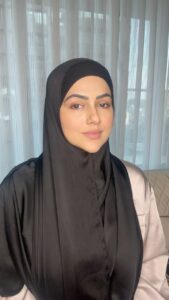 Sana Khan Instagram - The best advice to start the Hifz journey is to prepare yourself mentally first as a parent. Be aware that this process requires patience, effort, and hard work. But always keep in mind that Allah’s help will be with you. You need to feel ready before your child so that you can motivate him/her. 

It’s 10 people not 40
Ref: Fazail e Quran 

U can become hafiz anytime even as a mature individual it’s not only for kids but even parents, grandparents can.
Start memorising even a sentence a day.

May Allah make it easy for all parents who r giving their more than best for their children to become hafiz I m excited too for this journey of my life In Sha Allah if Allah wills 🤲🏻♥️

# sanakhan #anassaiyad #saiyadtariqjamil #islamicreminders #hafiz #quran