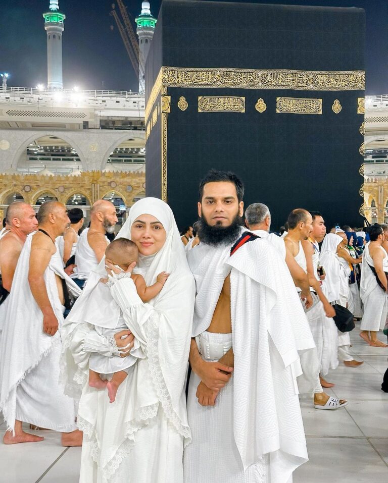 Sana Khan Instagram - I manifested this years back🥹🥹 A family pic next to Kaaba 🕋 Umrah Mabrook to our Tariq Jamil 🥹🥹🥹🥹 This place has given me everything bi prayed for from shauhar whose Alim e Deen, guidance ( I m still working on myself long way to go) my beta ( In Sha Allah who will be Alim e Deen) One things is for sure Allah never rejects your nek Dua’s it can be delayed but never rejected. Plz keep making dua our Rab is listening to us 🤲🏻 It’s so tough for me to write it down without crying I m way to emotional seeing this frame thats a huge part of my life. Allah is jaga ki nisbatein hume bhi de aur hume bhi aisa Deen ka dae banaye. Allah mujhe, mere ghar ko aur meri ane wali Qayamat tak ki naslon ko Deen ke liye qabool farmaye. Ameen JazakAllah khair bhai @alkhalidtours for making us all the arrangements last moment. You truly are a brother ♥️