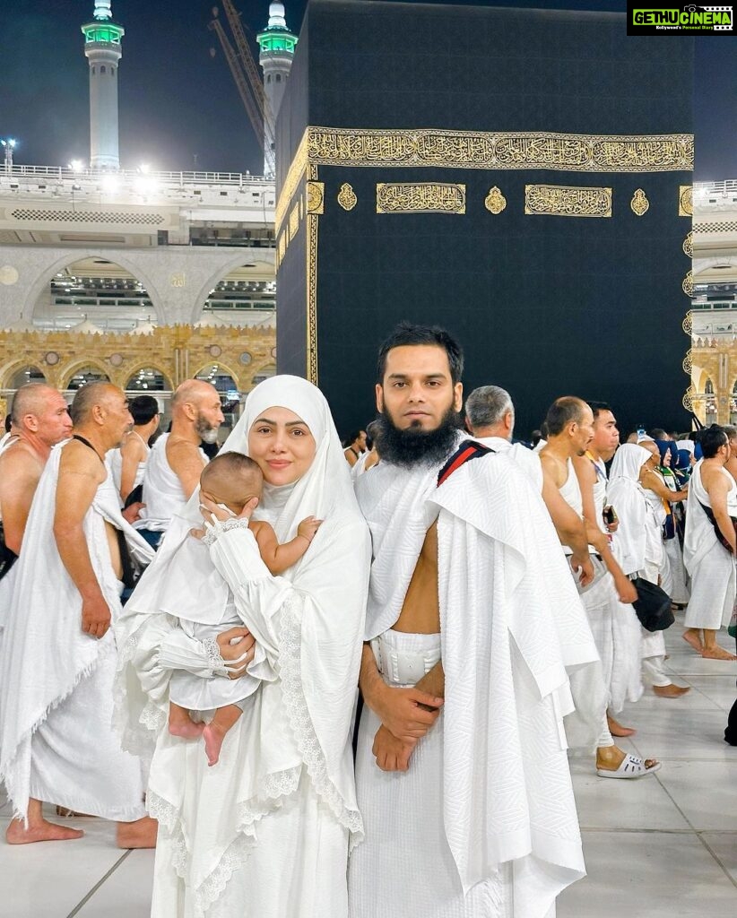 Sana Khan Instagram - I manifested this years back🥹🥹 A family pic next to Kaaba 🕋 Umrah Mabrook to our Tariq Jamil 🥹🥹🥹🥹 This place has given me everything bi prayed for from shauhar whose Alim e Deen, guidance ( I m still working on myself long way to go) my beta ( In Sha Allah who will be Alim e Deen) One things is for sure Allah never rejects your nek Dua’s it can be delayed but never rejected. Plz keep making dua our Rab is listening to us 🤲🏻 It’s so tough for me to write it down without crying I m way to emotional seeing this frame thats a huge part of my life. Allah is jaga ki nisbatein hume bhi de aur hume bhi aisa Deen ka dae banaye. Allah mujhe, mere ghar ko aur meri ane wali Qayamat tak ki naslon ko Deen ke liye qabool farmaye. Ameen JazakAllah khair bhai @alkhalidtours for making us all the arrangements last moment. You truly are a brother ♥