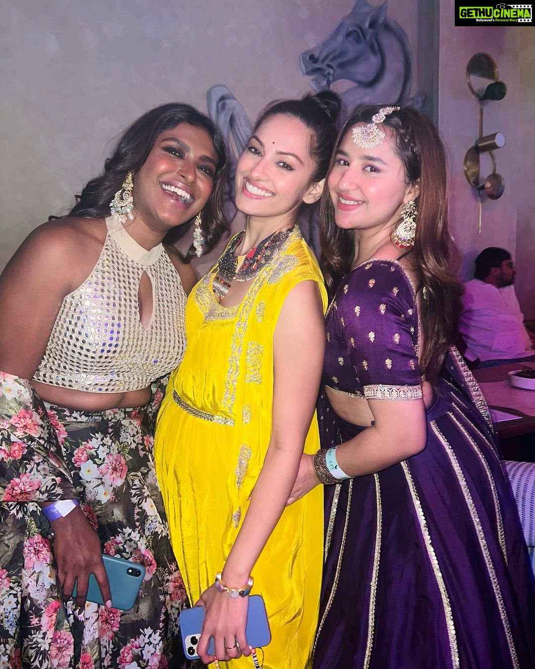 Sanaya Pithawalla Instagram - Sufi Diwali night @epitome.mumbai β¨πͺ Thank you guys for coming , and hope you all had a great time π€ Love you all β₯οΈ Wearing @yeh_lehenga_nahi_mehenga Thanks @pooja_gemawat for organising this beautiful diwali eve for me and my friends π«Άπ»