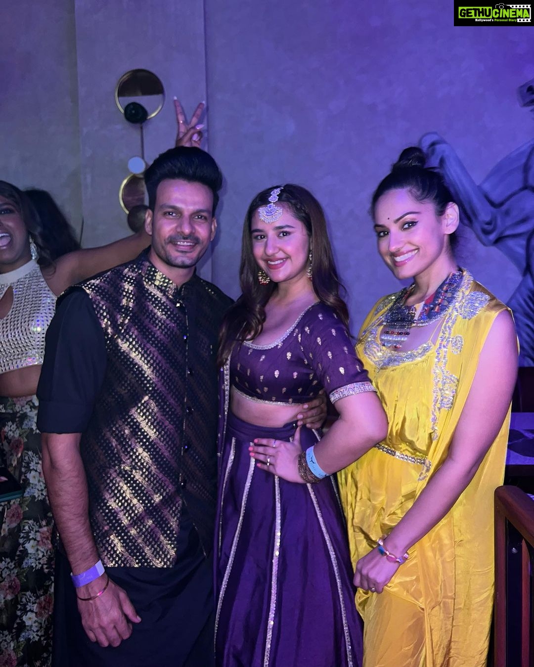 Sanaya Pithawalla Instagram - Sufi Diwali night @epitome.mumbai β¨πͺ Thank you guys for coming , and hope you all had a great time π€ Love you all β₯οΈ Wearing @yeh_lehenga_nahi_mehenga Thanks @pooja_gemawat for organising this beautiful diwali eve for me and my friends π«Άπ»