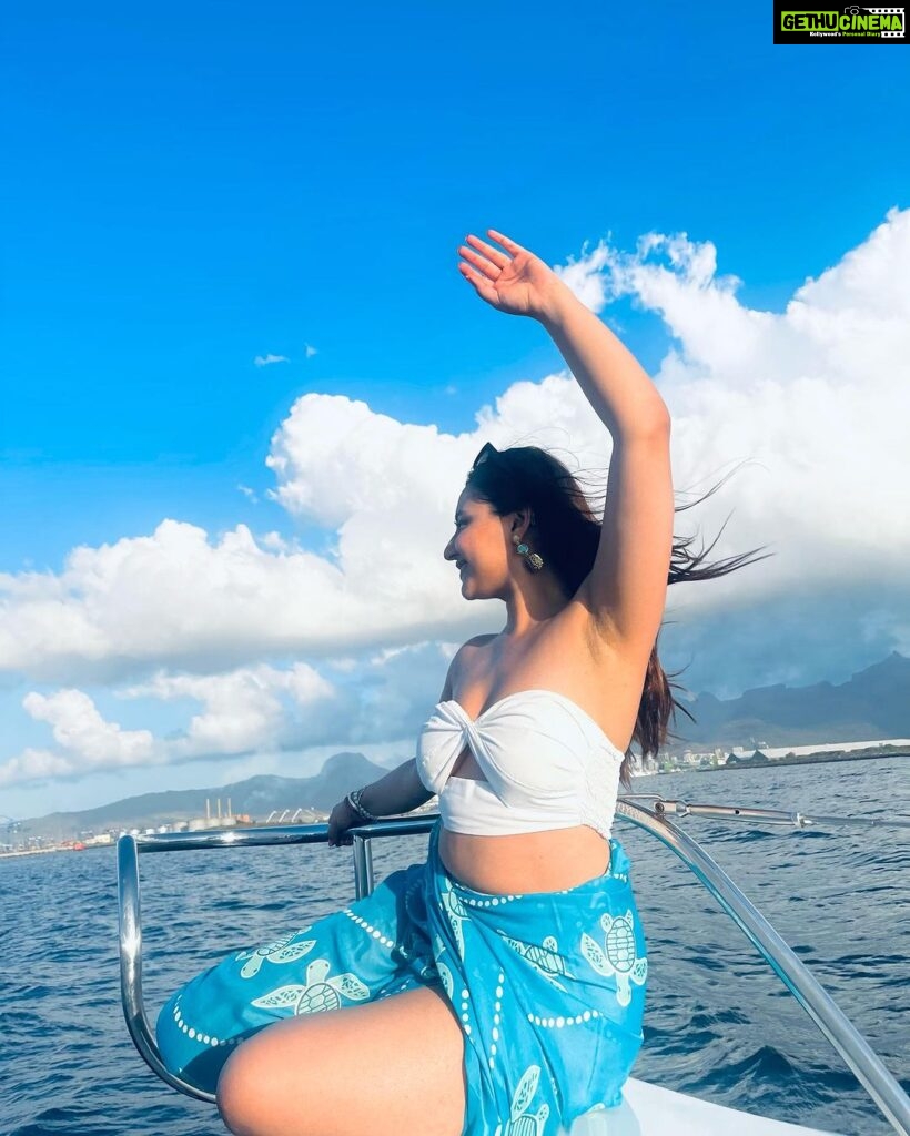 Sanaya Pithawalla Instagram - Cruisin baby!! 🛥️ @goldcoastfilmsofficial @mauritius.tourism @mtpaindia Mauritius, Indian Ocean, Africa