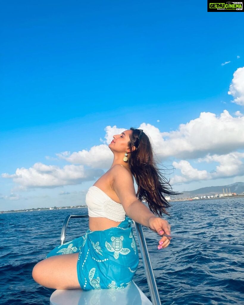 Sanaya Pithawalla Instagram - Cruisin baby!! 🛥️ @goldcoastfilmsofficial @mauritius.tourism @mtpaindia Mauritius, Indian Ocean, Africa