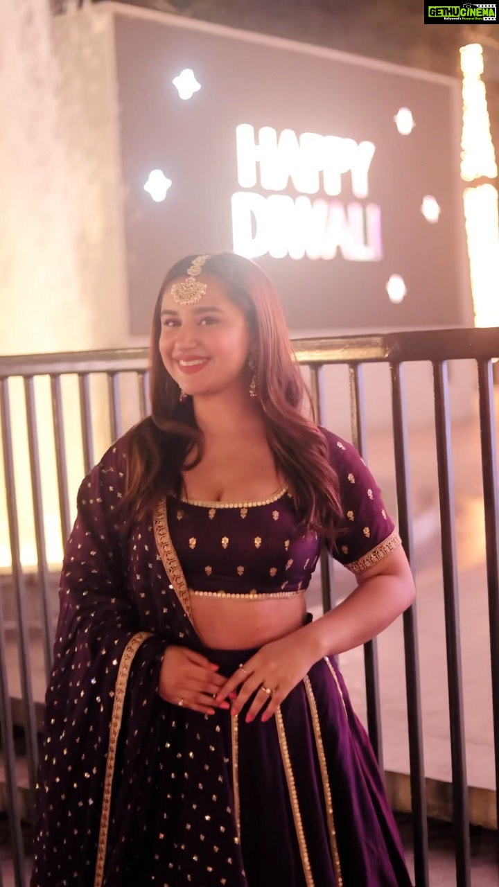 Sanaya Pithawalla Instagram - Nazia Hassan vibes this Diwali 🥰 Happy happy Diwali 🪔 May this year bring love , light and happiness in all your lives✨ Wearing @yeh_lehenga_nahi_mehenga