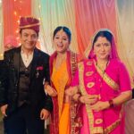 Sanchita Banerjee Instagram - A lovely logic for a beautiful life - never try to maintain relations in your life,just try to maintain life in your relations. #happy family on shoot #sautan #movie @ravindratuteja @sanchita_banerjee23 ❤️❤️❤️😍😍 Mumbai, Maharashtra