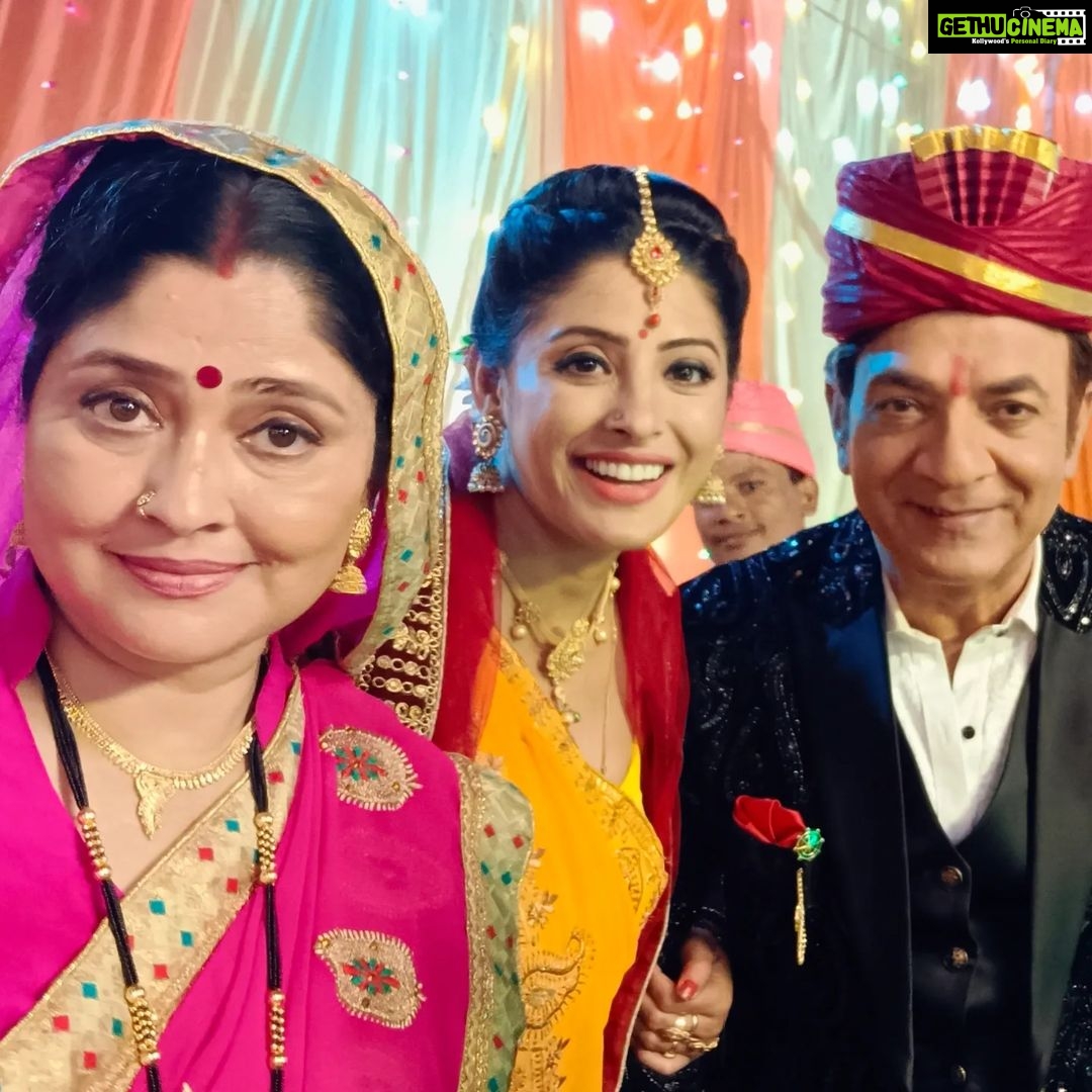 Sanchita Banerjee Instagram - A lovely logic for a beautiful life - never try to maintain relations in your life,just try to maintain life in your relations. #happy family on shoot #sautan #movie @ravindratuteja @sanchita_banerjee23 ❤️❤️❤️😍😍 Mumbai, Maharashtra