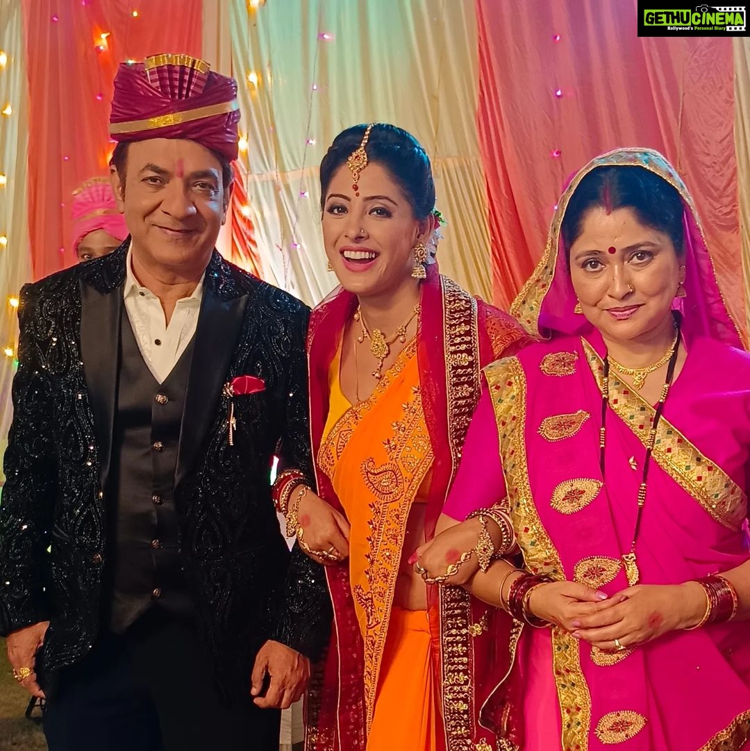 Sanchita Banerjee Instagram - A lovely logic for a beautiful life - never try to maintain relations in your life,just try to maintain life in your relations. #happy family on shoot #sautan #movie @ravindratuteja @sanchita_banerjee23 ❤️❤️❤️😍😍 Mumbai, Maharashtra