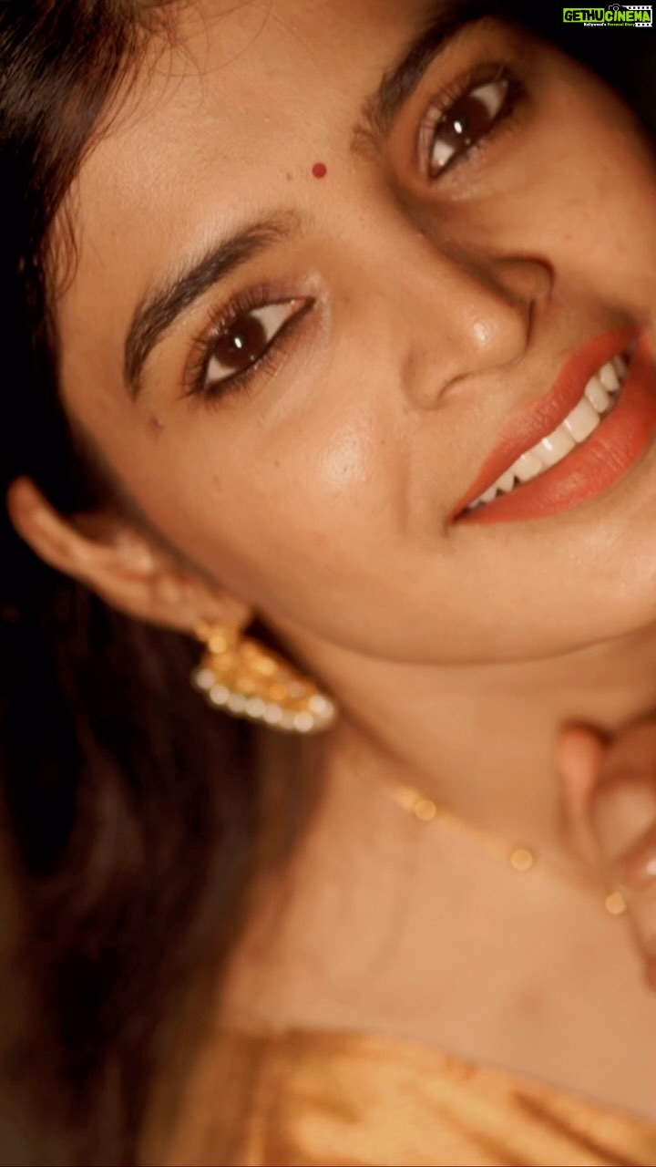 Sanchita Shetty Instagram - Inviting November with loads of Joy Love & peace ❤️ VC : @pradeepmachar 📸📸 #saree #sareelove #sareelover #nomakeupmakeup #sareefashion #sareeindia #pure #blessed #bliss #blissful #peace #love #sanchita #sanchitashetty #spreadlovepositivity