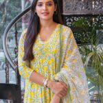 Sanchita Shetty Instagram - Simplicity is the Essence of University. Photography : @shamini_shankar_official @photonshutters Event : @the.law.cafe launch Cloths : @gonative.in Makeup : @isanchitaa #cafe #thelawcafe #joy #love #sanchita #sanchitashetty #spreadlovepositivity ❤️