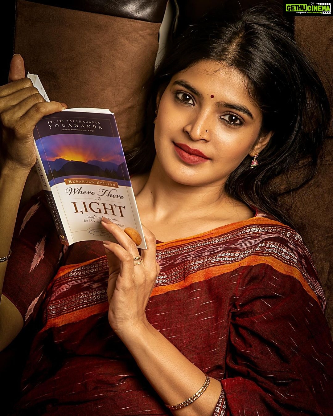 Sanchita Shetty Instagram - Happy Durga Puja 🌺 Happy Saraswati Puja 🌺 Happy Dasara 🌺 Happy Navaratri 🌺 Happy Vijayadashami 🌺 Beauty captured by Photography : @rahuldev1177 #happydurgapuja #happydasara #happysaraswatipuja #happyashtami #happynavratri #festive #festivetime #saree #sareelove #festivetime #pure #blessed #bliss #blissful #peace #love #sanchita #sanchitashetty #spreadlovepositivity ❤️