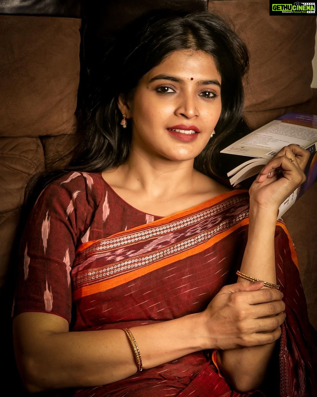 Sanchita Shetty Instagram - Happy Durga Puja 🌺 Happy Saraswati Puja 🌺 Happy Dasara 🌺 Happy Navaratri 🌺 Happy Vijayadashami 🌺 Beauty captured by Photography : @rahuldev1177 #happydurgapuja #happydasara #happysaraswatipuja #happyashtami #happynavratri #festive #festivetime #saree #sareelove #festivetime #pure #blessed #bliss #blissful #peace #love #sanchita #sanchitashetty #spreadlovepositivity ❤️