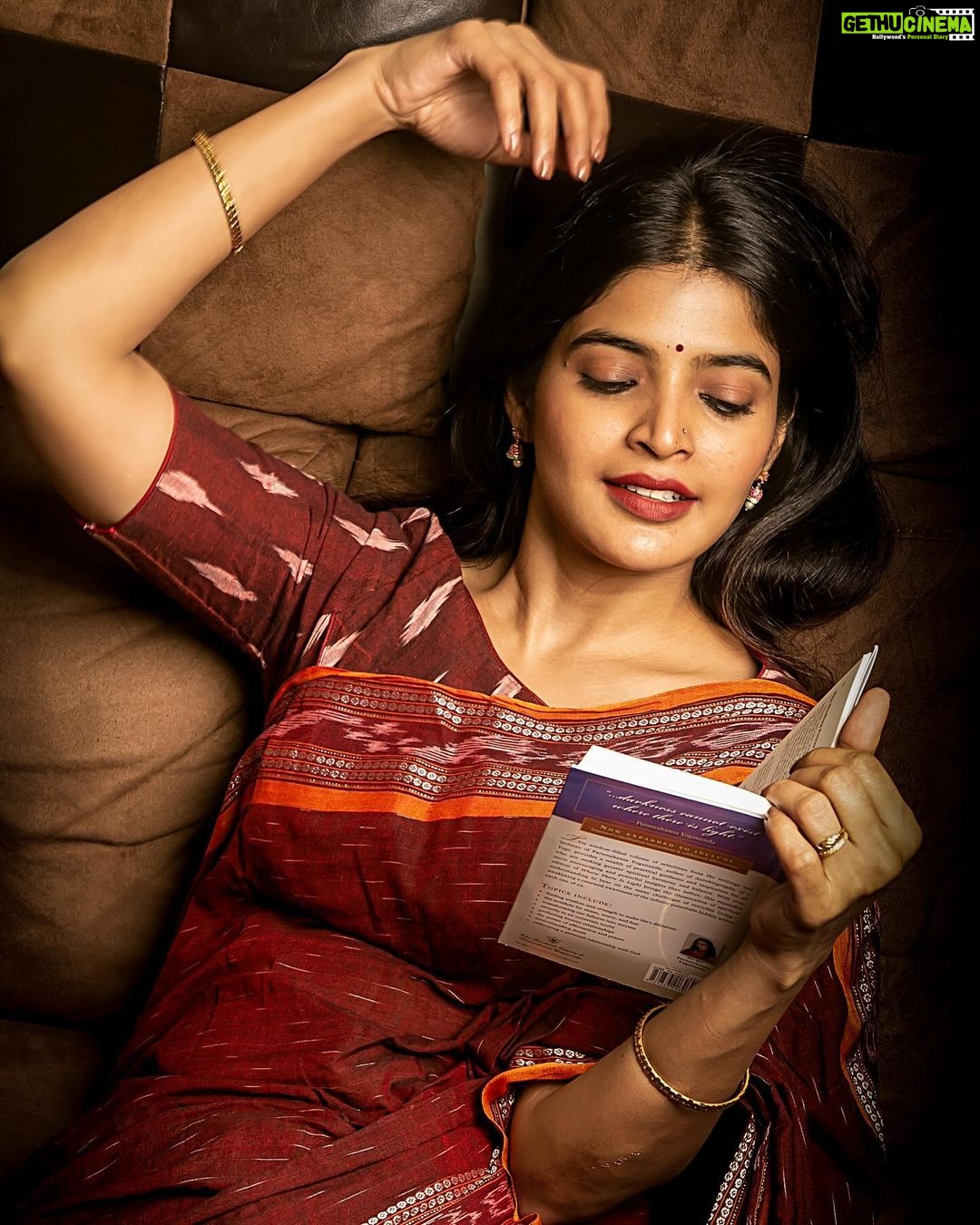 Sanchita Shetty Instagram - Happy Durga Puja 🌺 Happy Saraswati Puja 🌺 Happy Dasara 🌺 Happy Navaratri 🌺 Happy Vijayadashami 🌺 Beauty captured by Photography : @rahuldev1177 #happydurgapuja #happydasara #happysaraswatipuja #happyashtami #happynavratri #festive #festivetime #saree #sareelove #festivetime #pure #blessed #bliss #blissful #peace #love #sanchita #sanchitashetty #spreadlovepositivity ❤️