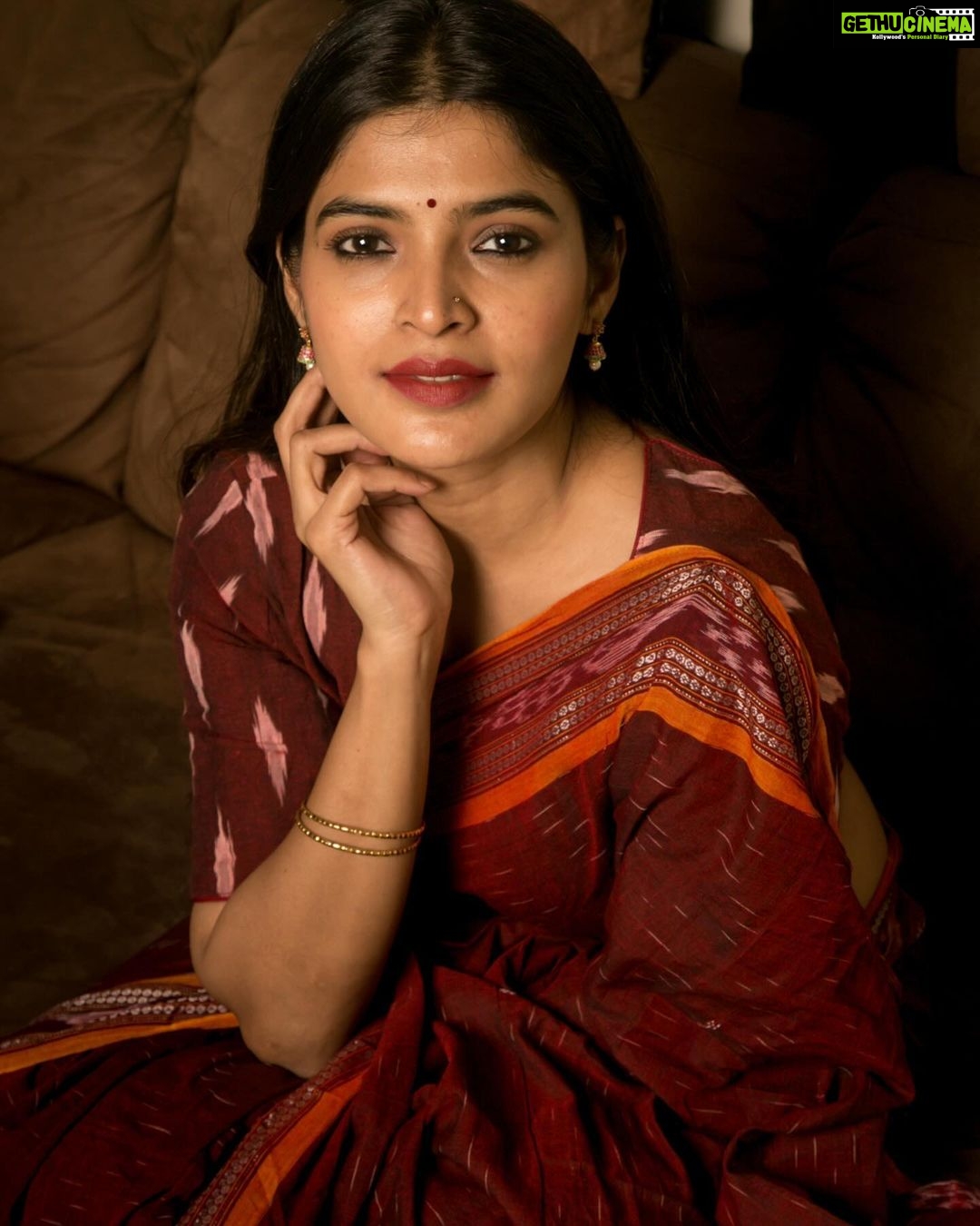 Sanchita Shetty Instagram - Happy Durga Puja 🌺 Happy Saraswati Puja 🌺 Happy Dasara 🌺 Happy Navaratri 🌺 Happy Vijayadashami 🌺 Beauty captured by Photography : @rahuldev1177 #happydurgapuja #happydasara #happysaraswatipuja #happyashtami #happynavratri #festive #festivetime #saree #sareelove #festivetime #pure #blessed #bliss #blissful #peace #love #sanchita #sanchitashetty #spreadlovepositivity ❤️