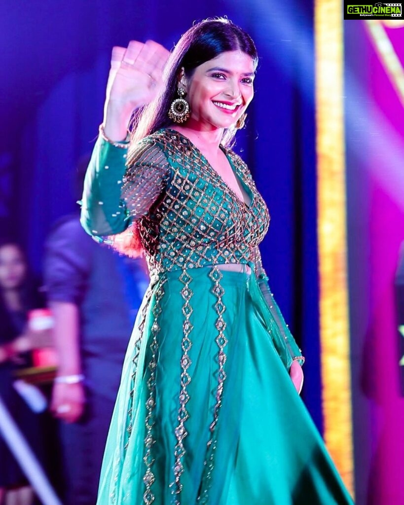 Sanchita Shetty Instagram - Every appreciation counts. Respect & love to All my fan’s for this special award Category : *PEOPLE’S CHOICE ACTRESS* Event : Studio One Golden Icon awards @studiooneincentertainments Photography : @mindfokasphotography Costume : @naziasyedofficial Makeup hair : @isanchitaa #awards #respect #love #peace #bliss #sanchita #sanchitashetty #spreadlovepositivity ❤️