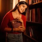 Sanchita Shetty Instagram - Books Lover ❤️ What’s your favourite book? Moment captured by : @aaronprince_photography #book #bookstagram #booklover #booklove #peace #joy #love #happy #hope #miracles #blessings #sanchita #sanchitashetty #spreadlovepositivity ❤️