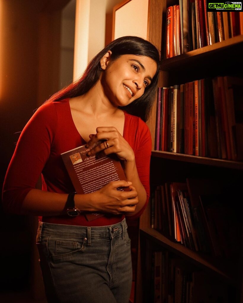 Sanchita Shetty Instagram - Books Lover ❤️ What’s your favourite book? Moment captured by : @aaronprince_photography #book #bookstagram #booklover #booklove #peace #joy #love #happy #hope #miracles #blessings #sanchita #sanchitashetty #spreadlovepositivity ❤️