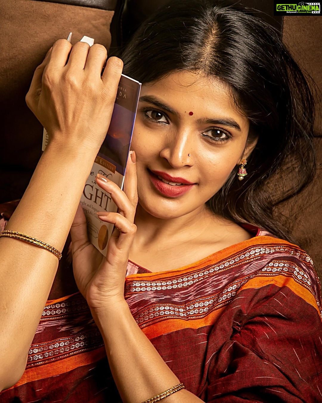 Sanchita Shetty Instagram - Happy Durga Puja 🌺 Happy Saraswati Puja 🌺 Happy Dasara 🌺 Happy Navaratri 🌺 Happy Vijayadashami 🌺 Beauty captured by Photography : @rahuldev1177 #happydurgapuja #happydasara #happysaraswatipuja #happyashtami #happynavratri #festive #festivetime #saree #sareelove #festivetime #pure #blessed #bliss #blissful #peace #love #sanchita #sanchitashetty #spreadlovepositivity ❤️