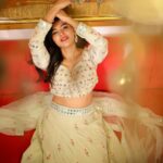 Sanchita Shetty Instagram - 🌷 Photography : @aaronprince_photography Makeup & hair style : @rifas_makeup Costume : @naziasyedofficial #saree #sareelove #sareefashion #sareelover #festive #festivevibes #deepavali #diwali #diwalivibes✨ #sanchita #sanchitashetty #spreadlovepositivity ❤️